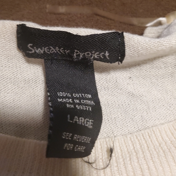 White sweater with sequin fox imagery - Picture 2 of 5